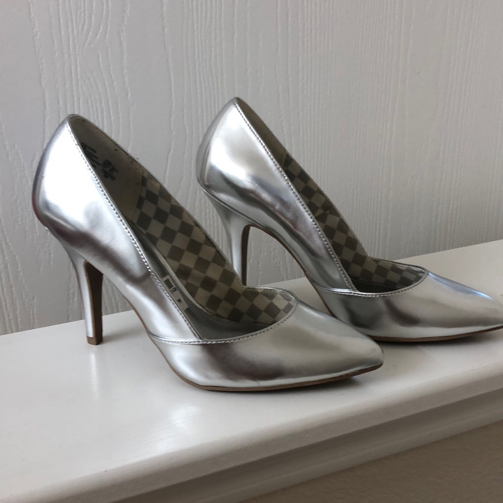 Silver heels - Picture 2 of 4
